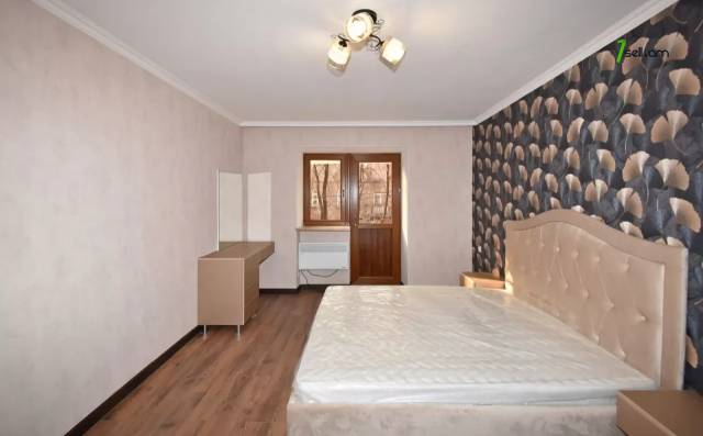 2 սենյականոց բնակարան Թումանյան փողոցում, 70 ք.մ., 2/5 հարկ, կապիտալ վերանորոգված, քարե շենք