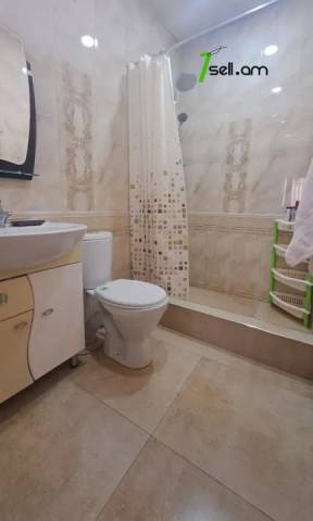 Երկու հարկանի քարե տուն Մայիսի 9-ի փողոցում Շենգավիթում, 150 քմ, 2 սանհանգույց, եվրովերանորոգված