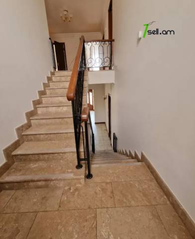 Երկու հարկանի քարե տուն, Նոյ թաղամաս Աջափնյակում, 400 ք.մ., 3+ սանհանգույց, եվրովերանորոգված