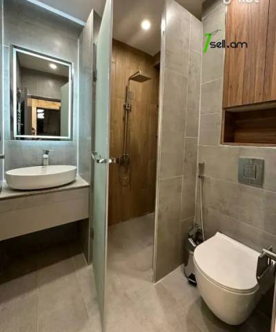 2 սենյականոց բնակարան Խորենացու փողոցում, 45 քմ, 3/5 հարկ, դիզայներական ոճով վերանորոգված, քարե շենք