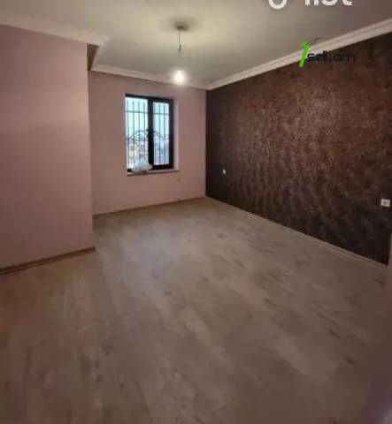 Երեք հարկանի տուն, Գ-1 թաղամաս Աջափնյակում, 300 ք.մ., 3+ սանհանգույց, եվրովերանորոգված