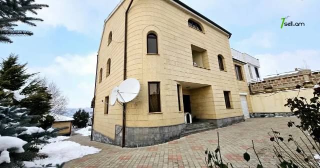 Երեք հարկանի քարե տուն Խաչատուր Աբովյանի փողոցում Ավանում, 1960 ք.մ., 3+ սանհանգույց