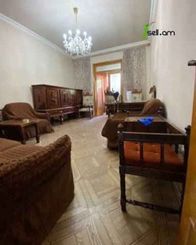 2 սենյականոց բնակարան Քաջազնունի փողոցում, 70 քմ, բարձր առաստաղներ, մասնակի վերանորոգում, քարե շենք