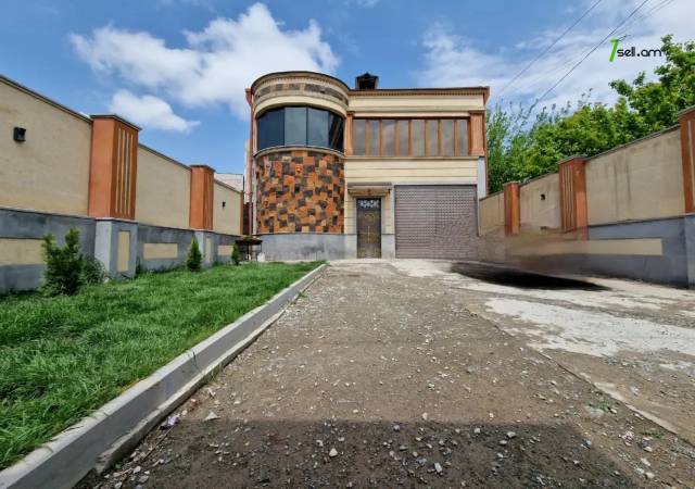 Երկու հարկանի քարե տուն Դավթաշենի 7-րդ փողոցում Դավթաշենում, 300 քմ, 2 սանհանգույց