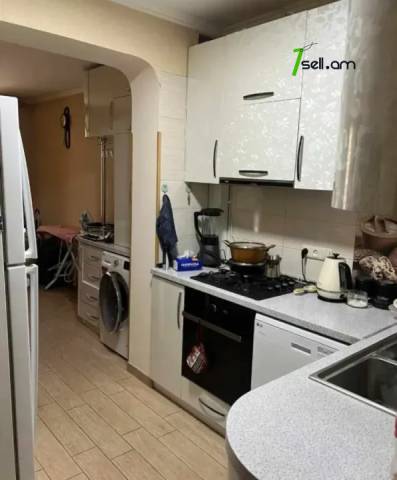 4 սենյականոց բնակարան Շիրակի փողոցում, 102 ք.մ., 1/4 հարկ, կապիտալ վերանորոգված, քարե շենք