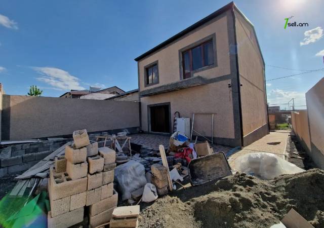 Երկու հարկանի քարե տուն 13-րդ փողոցում Զովունիում, 250 ք.մ., 2 սանհանգույց, եվրովերանորոգված