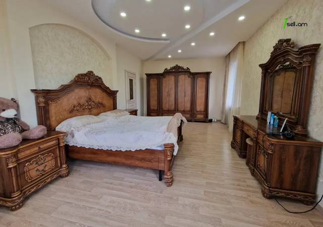 Երկու հարկանի քարե տուն, Դուրյան թաղամաս Ավանում, 500 ք.մ., 2 սանհանգույց, կապիտալ վերանորոգված