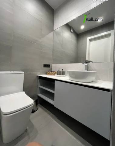4 սենյականոց բնակարան նորակառույց շենքում Եղիշե Չարենցի փողոցում, 160 ք.մ., 3+ սանհանգույց