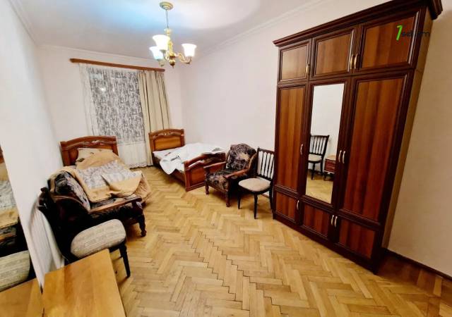 5 սենյականոց բնակարան Սայաթ-Նովայի պողոտայում, 125 քմ, նախավերջին հարկ, կոսմետիկ վերանորոգում