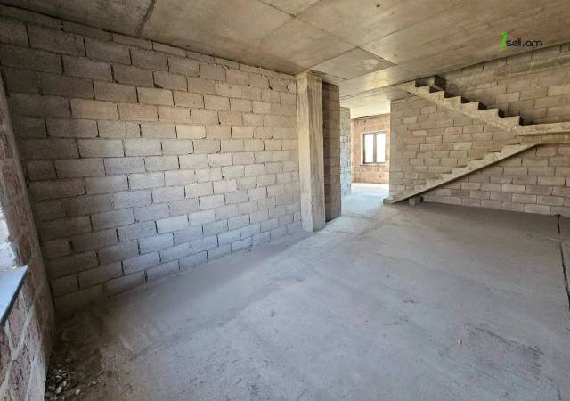 Երկու հարկանի տուն, Դավթաշեն 1-ին թաղամաս Դավիթաշենում, 500 ք.մ., 2 սանհանգույց