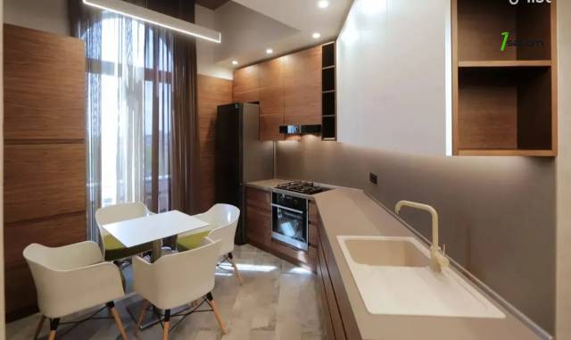 3 սենյականոց բնակարան Ազատության պողոտայում, 109 ք.մ., 2 սանհանգույց, բարձր առաստաղներ