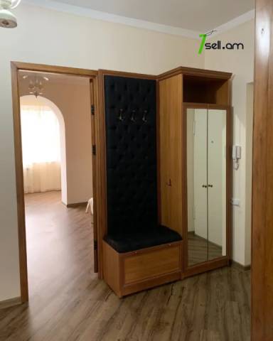3 սենյականոց բնակարան Չարենցի փողոցում, 90 ք.մ., 3/5 հարկ, կապիտալ վերանորոգված, քարե շենք