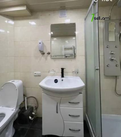 4 սենյականոց բնակարան, Hanrapetutyan Street, 90 ք.մ., բարձր առաստաղներ, նախավերջին հարկ