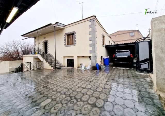 Երկու հարկանի քարե տուն, Նոյ թաղամաս Աջափնյակում, 840 ք.մ., 3+ սանհանգույց, եվրովերանորոգված