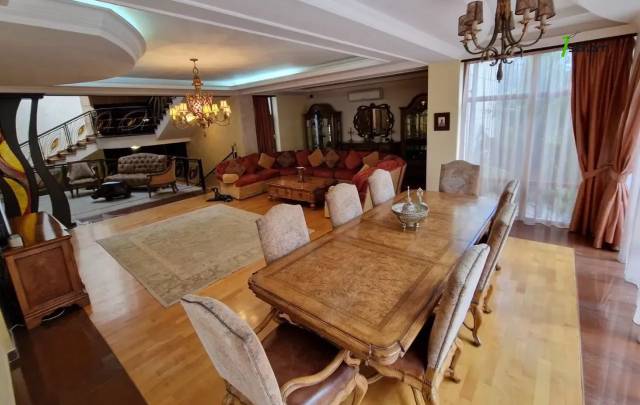 Երեք հարկանի քարե տուն, Ձոր 1 թաղամաս Դավիթաշենում, 800 ք.մ., 3+ սանհանգույց, կապիտալ վերանորոգված