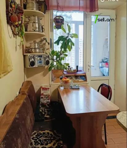 3 սենյականոց բնակարան Նելսոն Ստեփանյան փողոցում, 76 ք.մ., մի քանի պատշգամբ, կոսմետիկ վերանորոգում