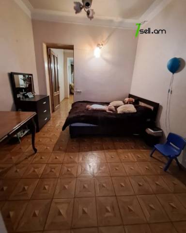 3 սենյականոց բնակարան Պարոնյան փողոցում, 95 ք.մ., բարձր առաստաղներ, 2/5 հարկ, կապիտալ վերանորոգված