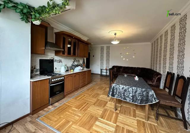 2 սենյականոց բնակարան Քաջազնունի փողոցում, 45 քմ, 3/5 հարկ, կապիտալ վերանորոգված, քարե շենք