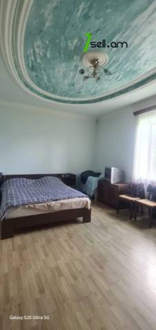 Երկու հարկանի տուն Կնունյանց փողոցում Եղվարդում, 300 քմ, 3+ սանհանգույց, կապիտալ վերանորոգված