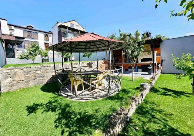 Երկու հարկանի քարե տուն Քաջազնունի փողոցում կենտրոնում, 750 քմ, 3+ սանհանգույց, կապիտալ վերանորոգված