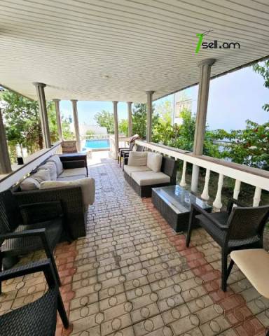 Երեք հարկանի քարե տուն Աջափնյակում, 1200 ք.մ., 2 սանհանգույց, եվրովերանորոգված