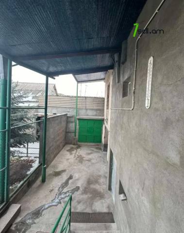 Երկու հարկանի քարե տուն Գրիգոր Զոհրապի փողոցում Աջափնյակում, 294 քմ, 2 սանհանգույց