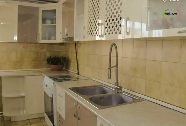 4 սենյականոց բնակարան Դրոյի փողոցում, 96 ք.մ., կապիտալ վերանորոգված, քարե շենք