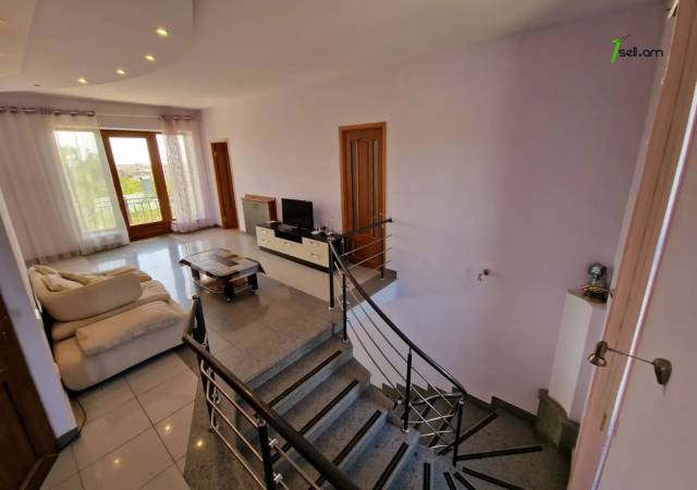 Երկու հարկանի քարե տուն Լուկաշինի փողոցում Աջափնյակում, 300 ք.մ., 3+ սանհանգույց