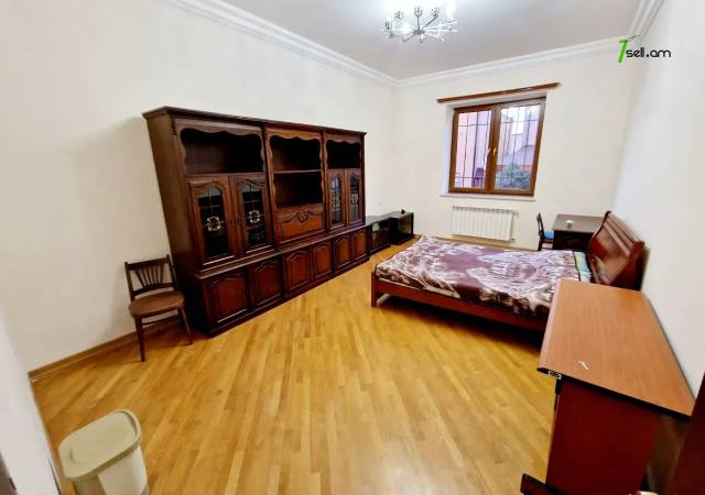 Երկու հարկանի քարե տուն Դավիթ Բեկի փողոցում Էրեբունիում, 500 ք.մ., 3+ սանհանգույց, եվրովերանորոգված