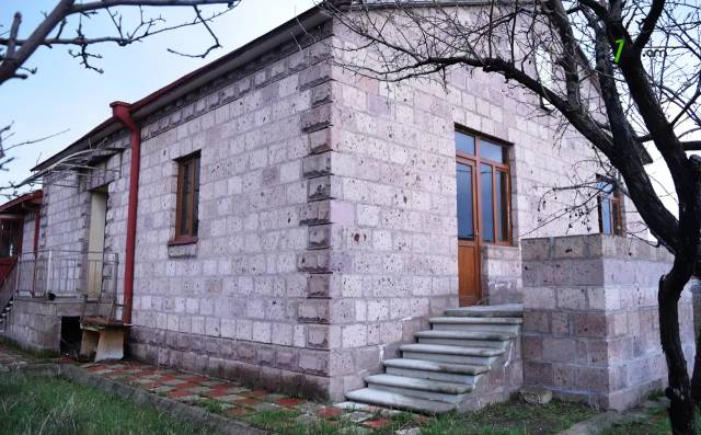 Մեկ հարկանի քարե տուն 2-րդ փողոցում Ախուրյանում, 124 քմ