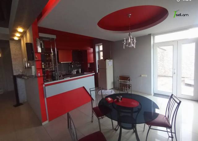 Երեք հարկանի տուն Բագրևանդի փողոցում Նոր Նորքում, 320 քմ, 2 սանհանգույց, կապիտալ վերանորոգված