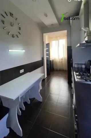 3 սենյականոց բնակարան, Աթոյան փողոցի նրբանցք, 64 ք.մ., նախավերջին հարկ, եվրովերանորոգված