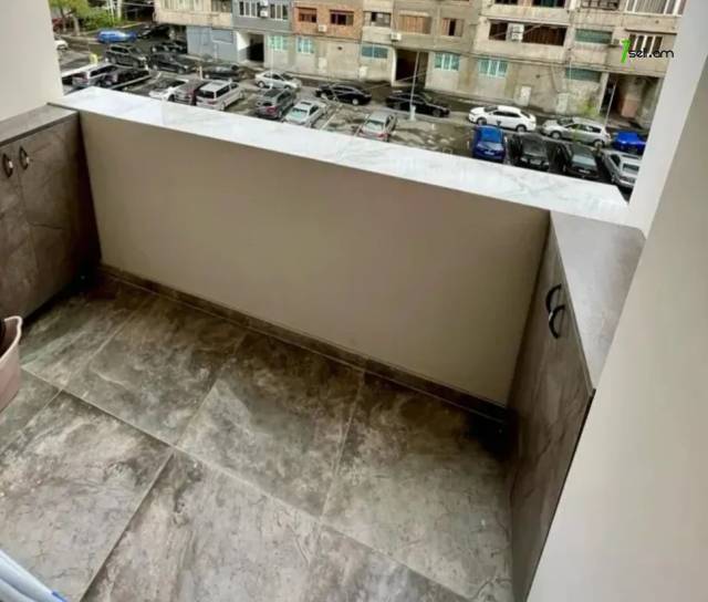 3 սենյականոց բնակարան Եզնիկ Կողբացու փողոցում, 75 ք.մ., 5/9 հարկ, եվրովերանորոգված