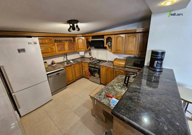 Երեք հարկանի քարե տուն Խնկո Ապոր փողոցում Արաբկիրում, 410 ք.մ., 3+ սանհանգույց, կապիտալ վերանորոգված