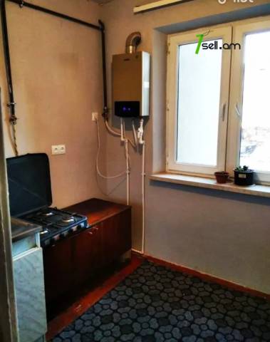 3 սենյականոց բնակարան, Շիրակ փողոցի 5-րդ նրբանցք, 62 ք.մ., 2/5 հարկ, մասնակի վերանորոգում, քարե շենք