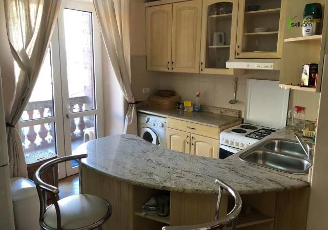 1 սենյականոց բնակարան Թումանյան փողոցում, 40 ք.մ., նախավերջին հարկ, կոսմետիկ վերանորոգում, քարե շենք