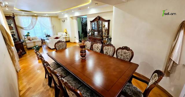 Երեք հարկանի քարե տուն Խաչատուր Աբովյանի փողոցում Ավանում, 1960 ք.մ., 3+ սանհանգույց