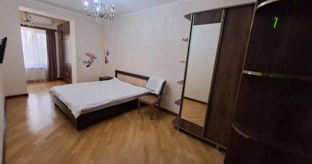 3 սենյականոց բնակարան Սայաթ-Նովայի պողոտայում, 105 քմ, 2/5 հարկ, 2 սանհանգույց, մի քանի պատշգամբ