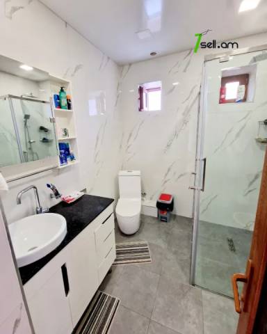 Երկու հարկանի քարե տուն, Նոյ թաղամաս Աջափնյակում, 840 ք.մ., 3+ սանհանգույց, եվրովերանորոգված