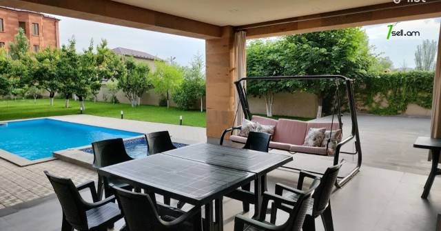 Երեք հարկանի տուն Մարշալ Բաբաջանյան փողոցում Ավանում, 715 քմ, 3+ սանհանգույց