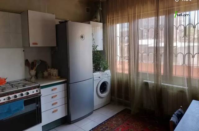 4 սենյականոց բնակարան Դրոյի փողոցում, 117 քմ, 2/5 հարկ, կոսմետիկ վերանորոգում, քարե շենք