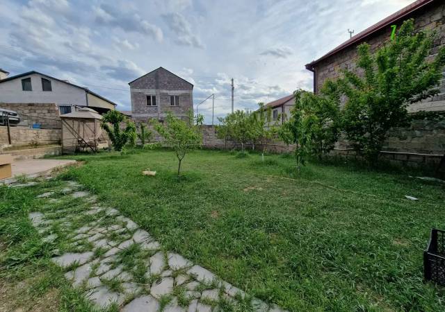 Երկու հարկանի քարե տուն, Դուրյան թաղամաս Ավանում, 500 ք.մ., 2 սանհանգույց, կապիտալ վերանորոգված