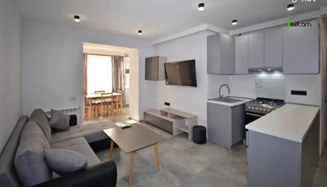 2 սենյականոց բնակարան Արամ Խաչատրյանի փողոցում, 42 ք.մ., 2/5 հարկ, եվրովերանորոգված, քարե շենք