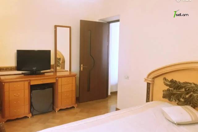 4 սենյականոց բնակարան Արամ Խաչատրյան փողոցում, 113 ք.մ., 3/5 հարկ, կապիտալ վերանորոգված, քարե շենք