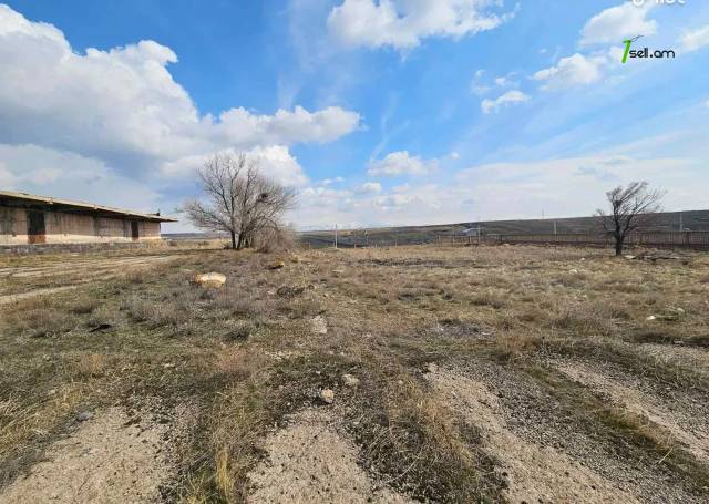 Հողատարածք ընդհանուր օգտագործման Եղվարդում, 18,300 ք.մ.