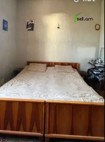 Երեք հարկանի քարե տուն Մանուշյան փողոցում Արաբկիրում, 350 ք.մ., 2 սանհանգույց