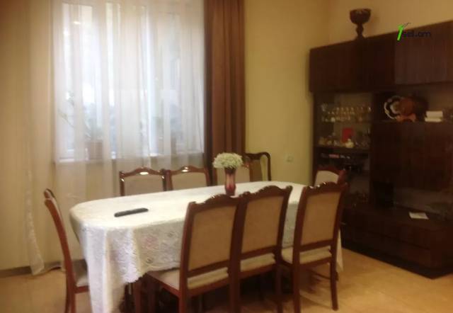 Երկու հարկանի քարե տուն Ազատամարտիկների փողոցում Էրեբունիում, 200 ք.մ., 2 սանհանգույց