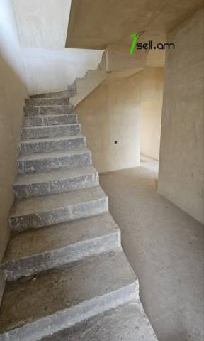 Երկու հարկանի քարե տուն, Դուրյան թաղամաս Ավանում, 435 ք.մ., 2 սանհանգույց, մասնակի վերանորոգում