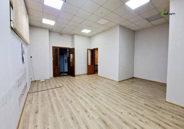 Բազմաֆունկցիոնալ գույք, Հանրապետության հրապարակ կենտրոնում, 2500 ք.մ.