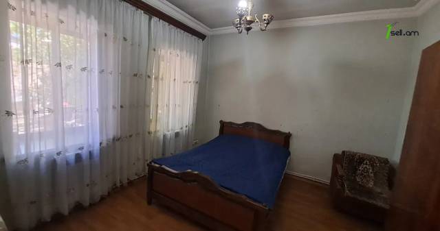 Երկու հարկանի քարե տուն Սասունցի Դավիթ փողոցում Էրեբունիում, 103 քմ, 2 սանհանգույց